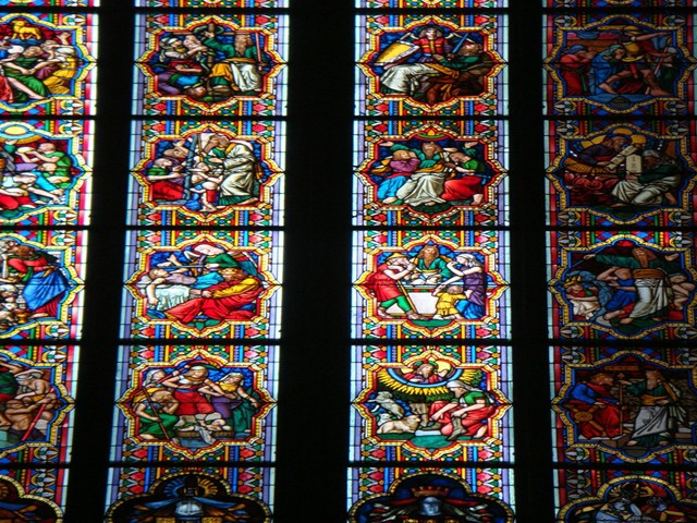聖堂内のステンドグラス。